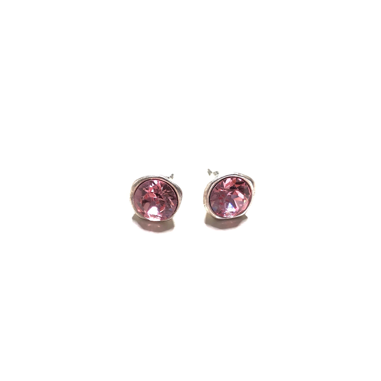 Pendientes hechos a mano con botón simple de Zamak con baño de plata y un cristal rosa de Swarovski®.