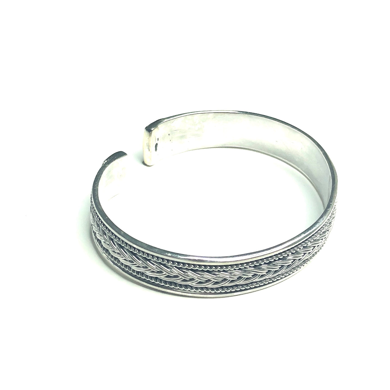 Brazalete de inspiración étnica de plata de ley. El diseño estilo espiga hace que el brazalete parezca en movimiento. Este brazalete es ideal para combinarlo con un look informal o para ir de fiesta. Es versátil y genial.