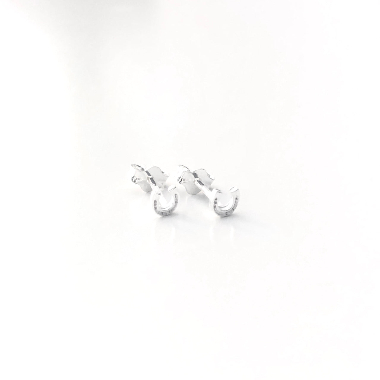 Pendientes de plata de ley 925 con forma de herraduras. Son small and cute y te quedarán perfectos. Elegantes y discretos. Ideal para los amantes de la equitación. Diagonal