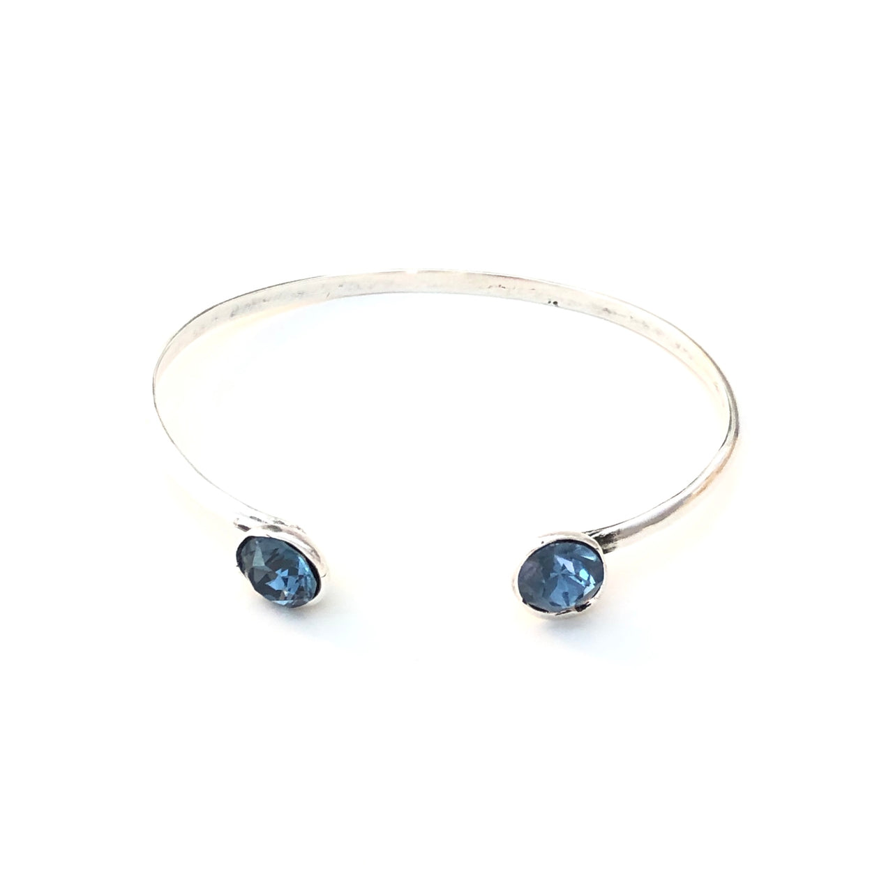 Pulsera hecha a mano de Zamak con baño de plata adaptable y dos cristales Azules de Swarovski®. Combínalo como quieras.