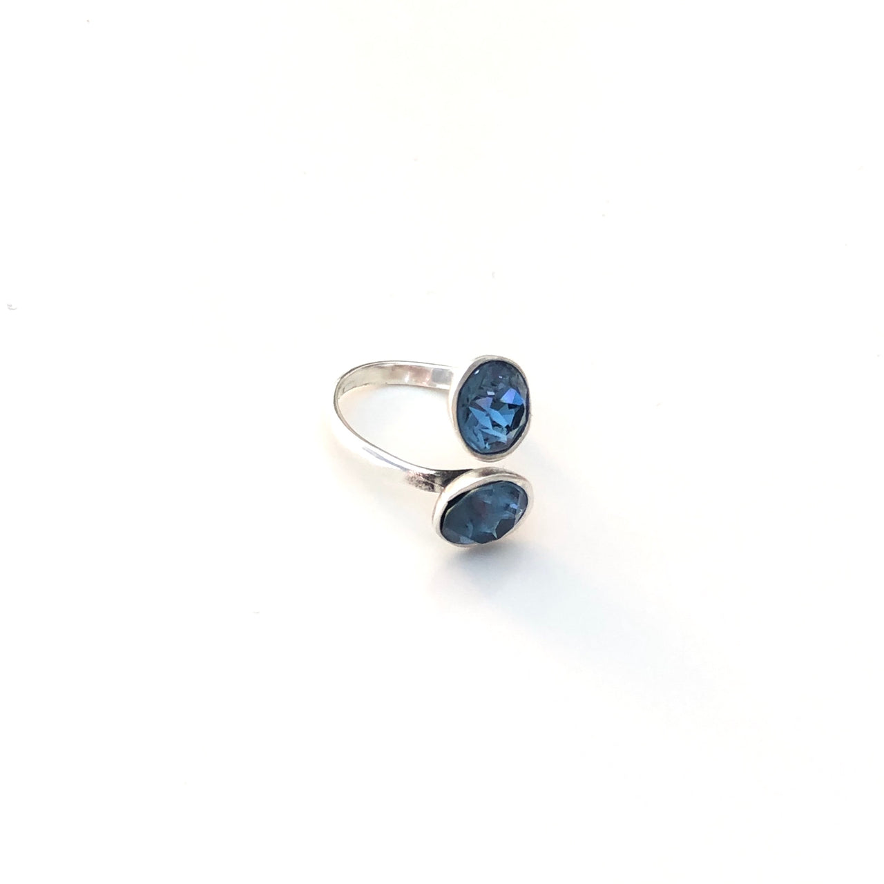 Anillo hecho a mano de Zamak con baño de plata adaptable y dos cristales de Swarovski® azules. Combínalo como quieras. Diagonal