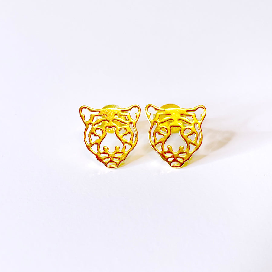 Pendientes con forma de tigre de plata de ley con baño de oro. Estos pendientes son ideales para combinar con tu look diario.
