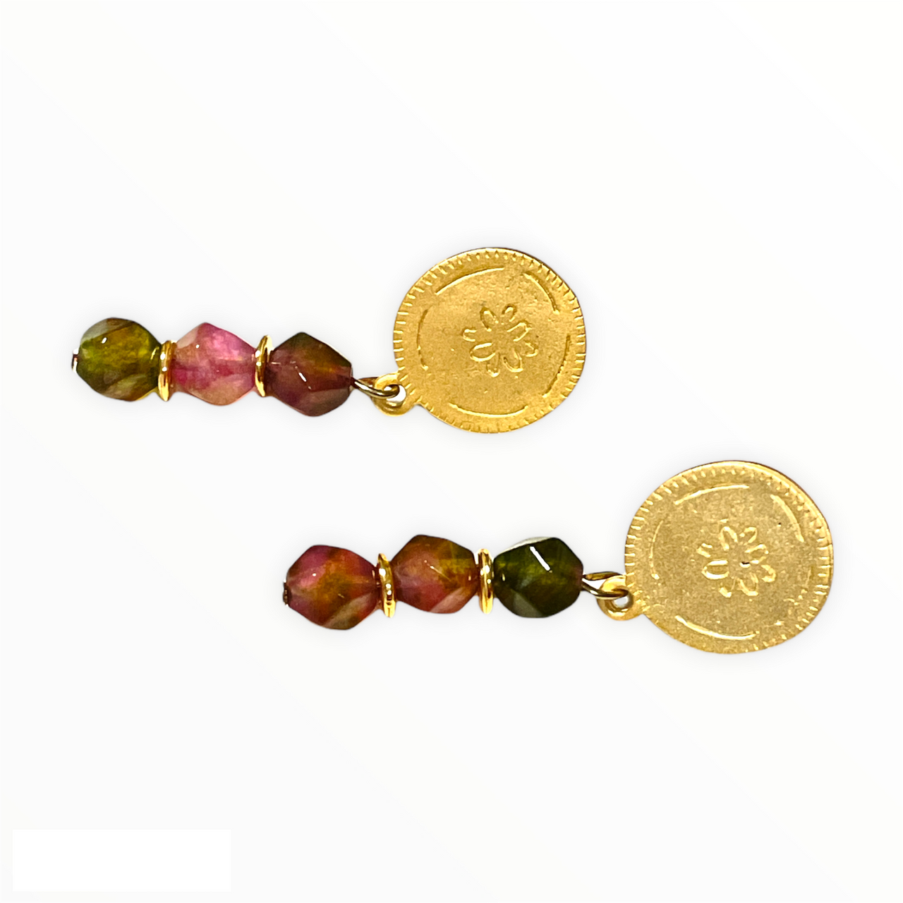 Espectaculares pendientes con medallón de Zamak con baño de oro mate, con un detalle de cuentas de ágatas verde y rosa y zamak con baño de oro. Estos pendientes son perfectos para combinar con tu look favorito. Lateral