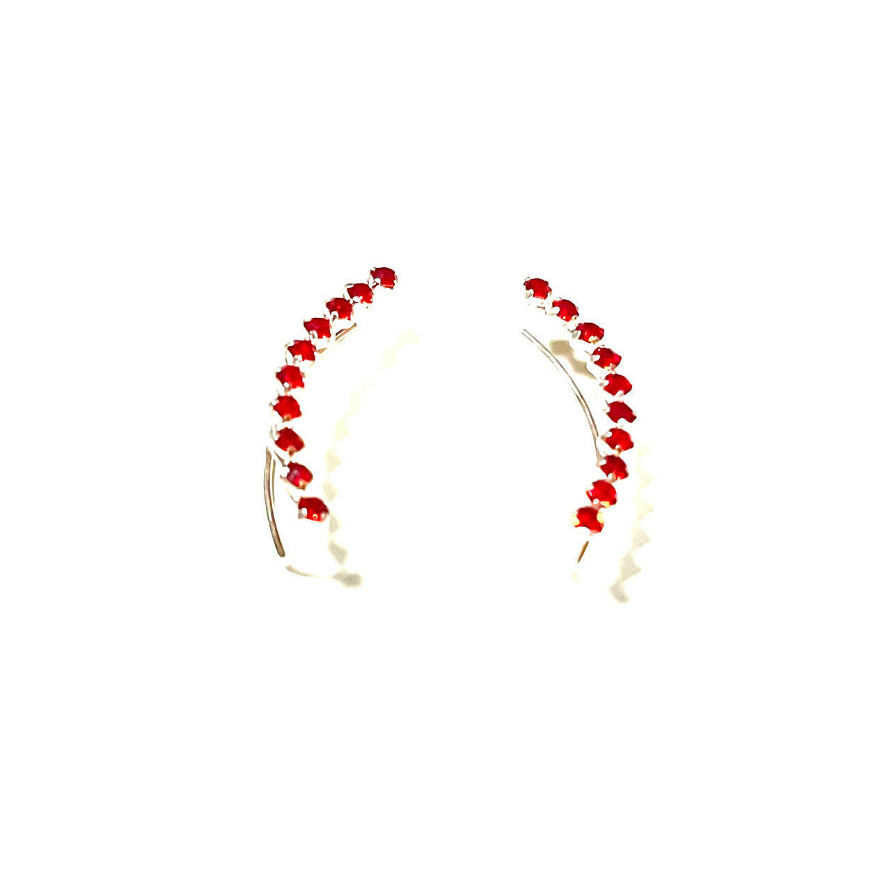 Espectaculares pendientes trepadores de plata de ley y circonitas rojas. Estos pendientes son perfectos para combinar con tu look favorito.