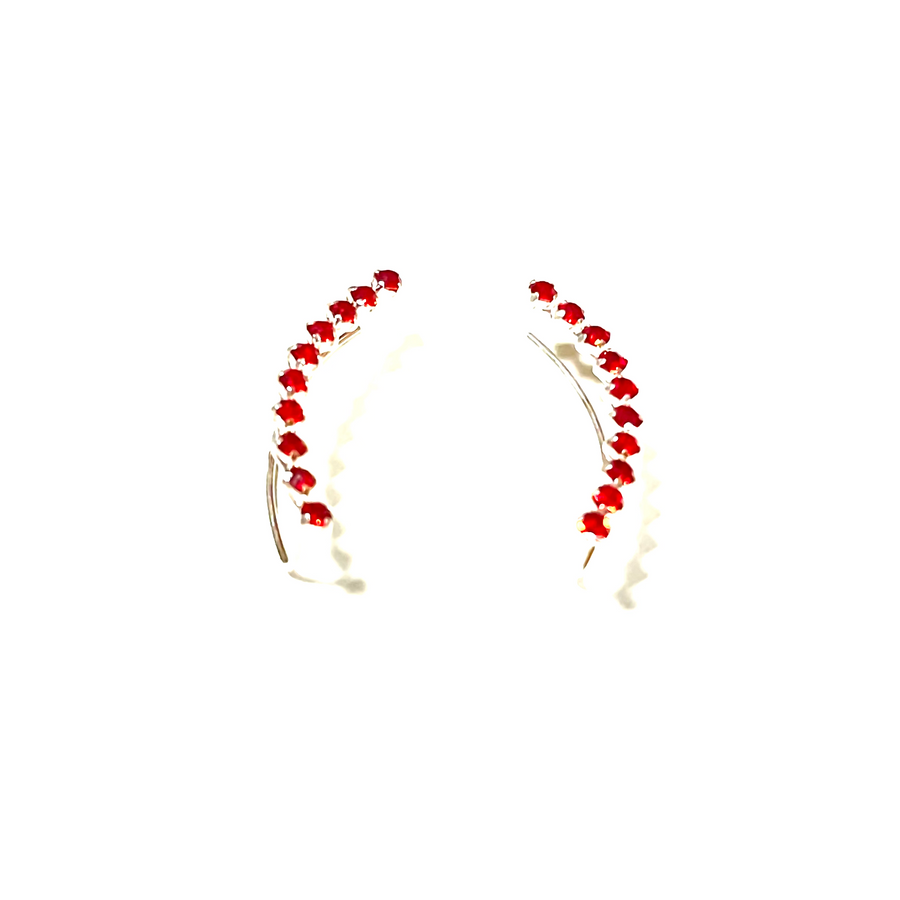Espectaculares pendientes trepadores de plata de ley y circonitas rojas. Estos pendientes son perfectos para combinar con tu look favorito.