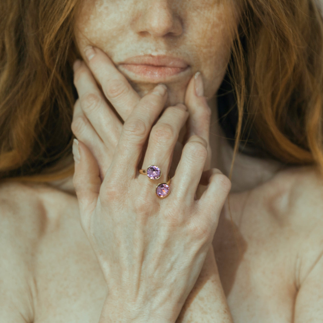 Anillo hecho a mano de Zamak con baño de oro adaptable y dos cristales de Swarovski® lilas Combínalo como quieras. Modelo Pilar