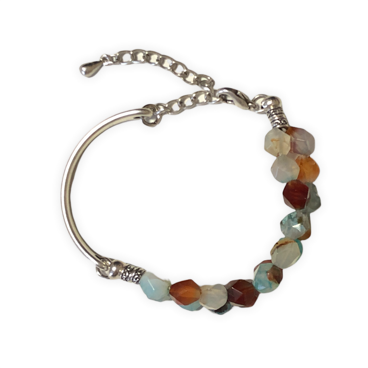 Pulsera hecha a mano de media barra de zamak con baño de plata y dos filas de ágatas facetadas reflejos multicolor. El cierre es ajustable. Combínala con tu prendas favoritas!  Superior