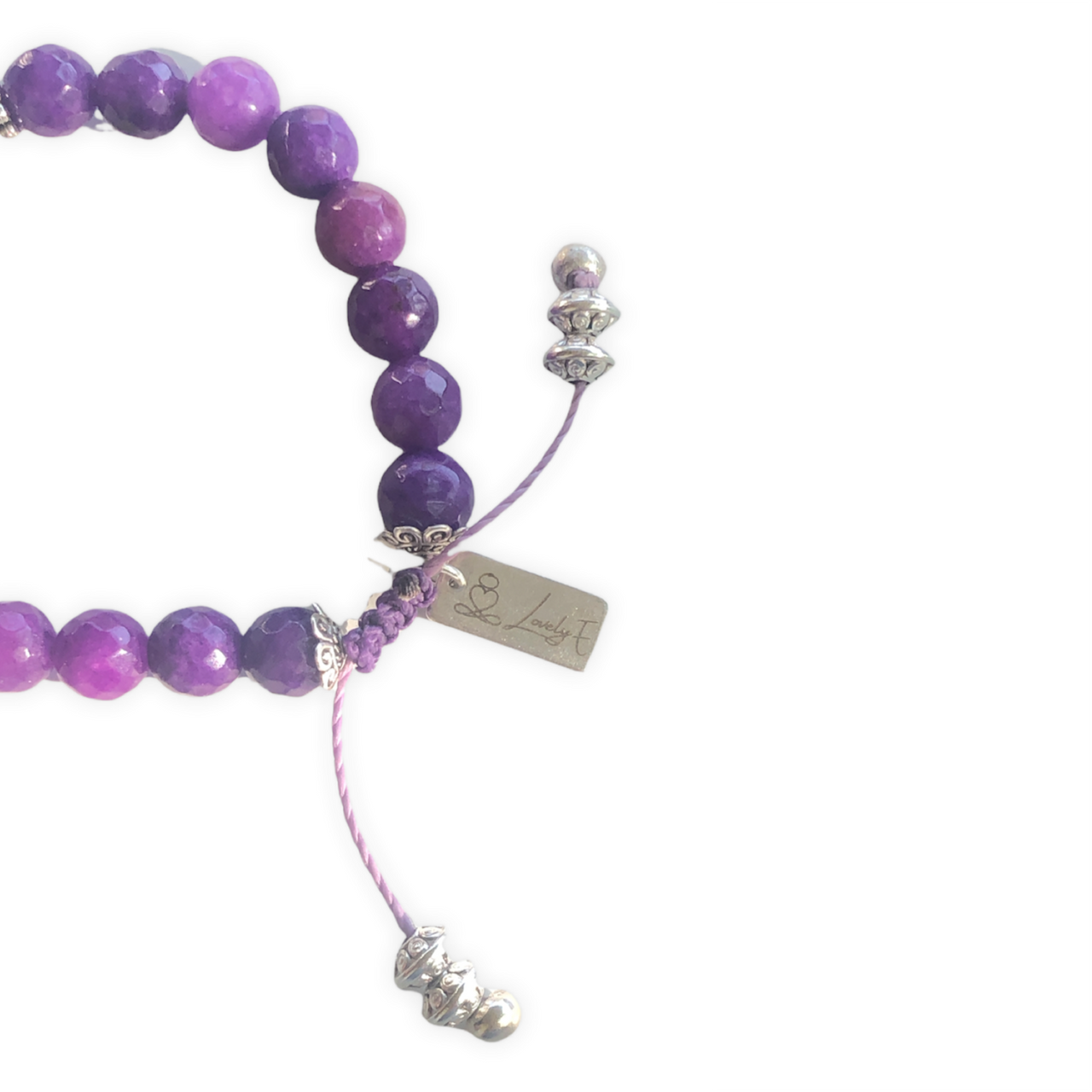 Pulsera hecha a mano de ágatas facetadas violetas y rosas, con cuentas de Zamak con baño de plata. Esta pulsera es ajustable. Esta pieza te quedará estupenda con tu prenda favorita. Detalle