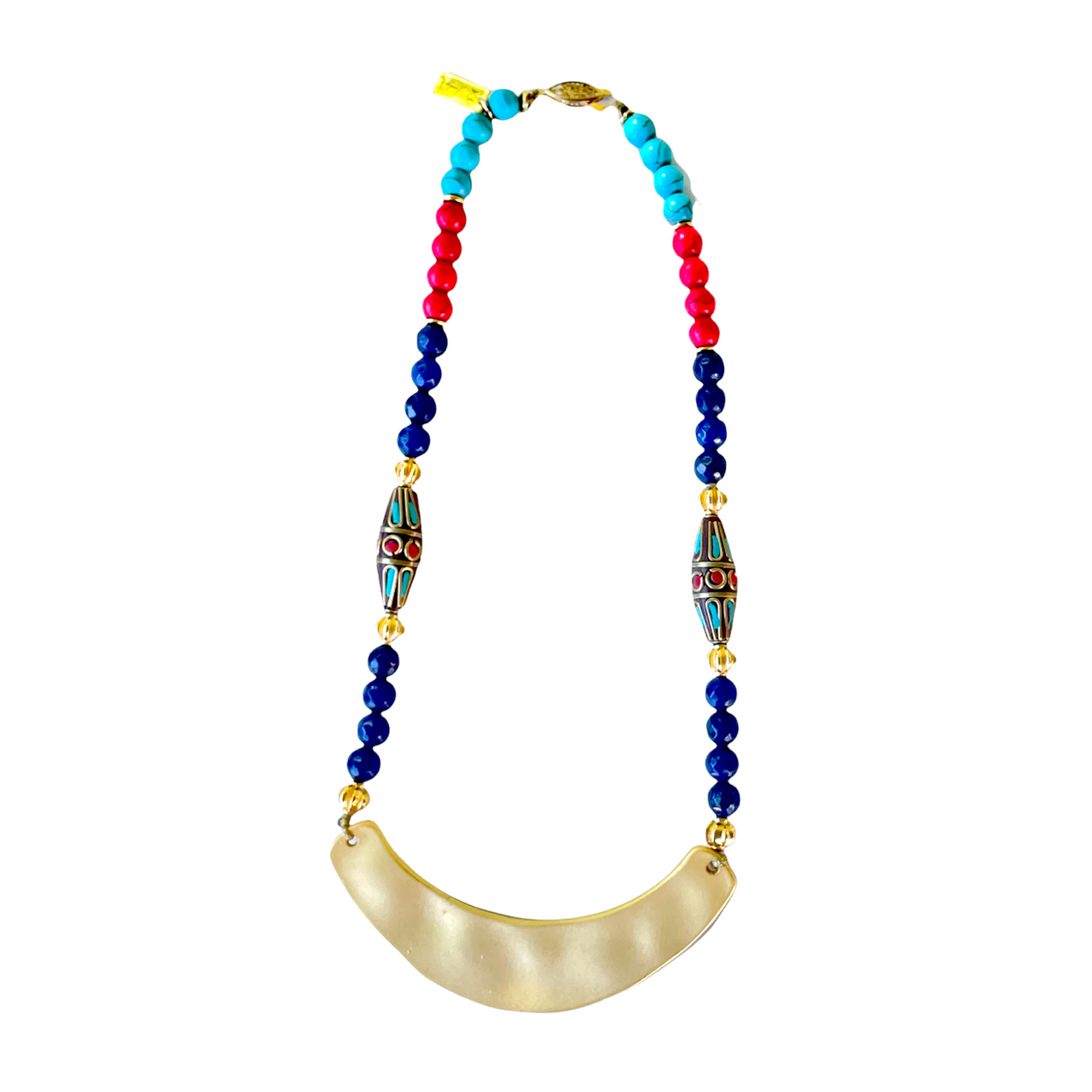 Collar de inspiración egipcio con cuentas de ágatas azul marino, cuentas de Howlite turquesa y rojas, cuentas de zamak de oro y dos piezas de zamak lacadas. Además tiene como pieza central una media luna de Zamak con baño de oro mate, que hacen de este collar una pieza espectacular. Combinalo con tu look look favorito! 