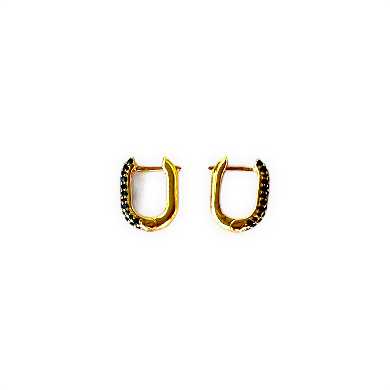 Pendientes cuadrados de 15x12mm de plata de ley con baño de oro y 3 filas de circonitas negras. Estos pendientes son simplemente ideales para cualquier estilo. Combínalos como quieras.