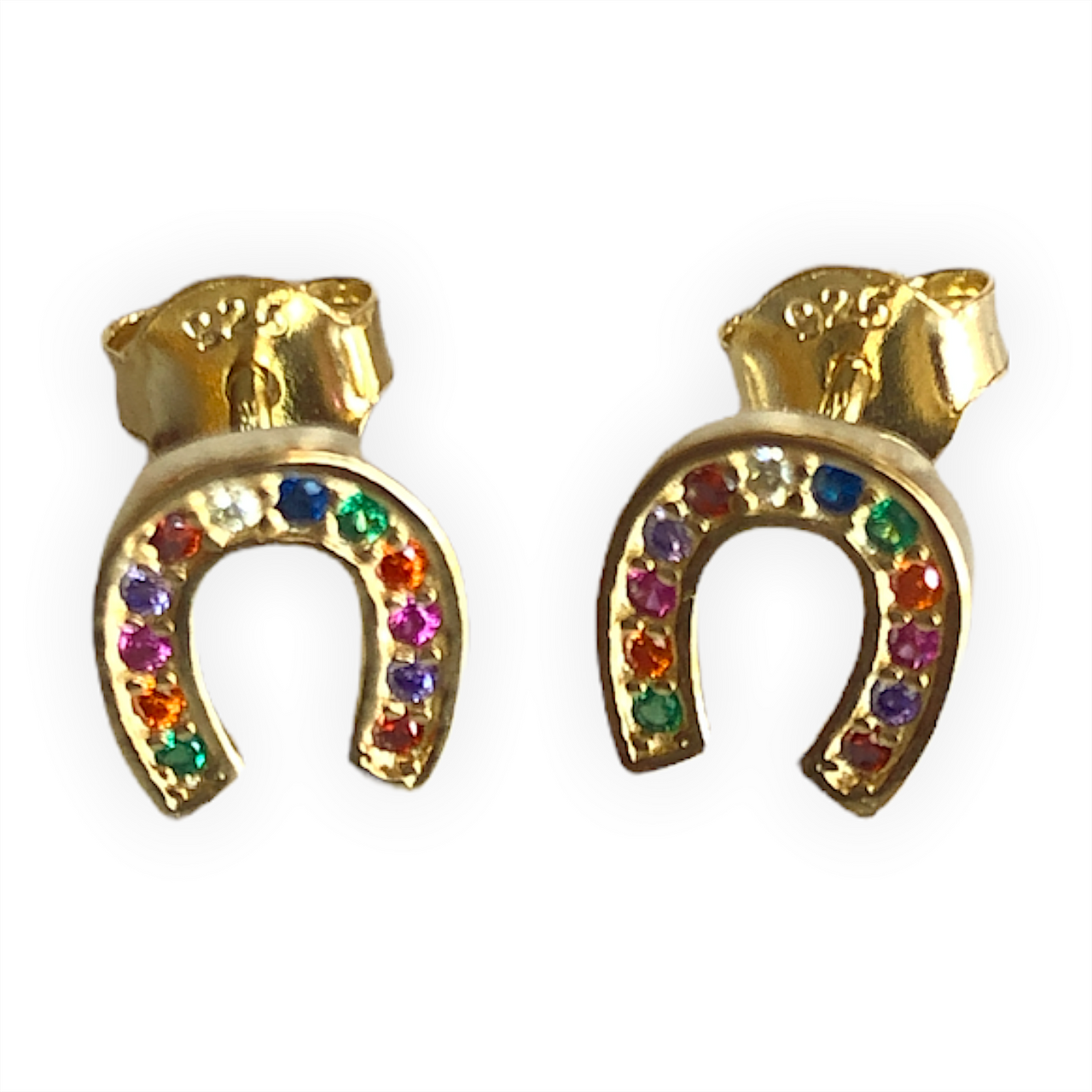 Pendientes de plata de ley 925, bañados en oro de 18K,circonitas de colores y  forma de herraduras. Son small and cute y te quedarán perfectos. Elegantes y discretos ya que quedan pegados a la oreja. Ideal para los amantes de la equitación.